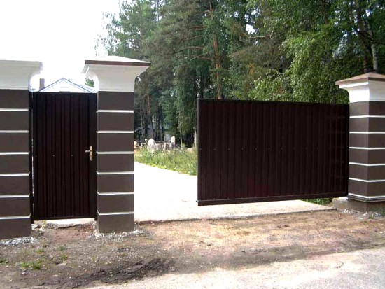 Откатные ворота – универсальный вариант для частных домов