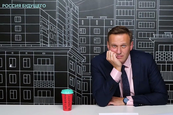 Алексея Навального госпитализировали после экстренной посадки самолета в Омске. Он находится без сознания