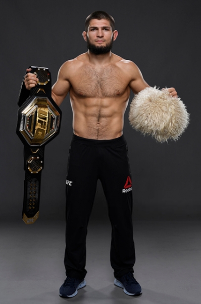 Хабиб Нурмагомедов защитил титул чемпиона UFC и объявил о завершении карьеры