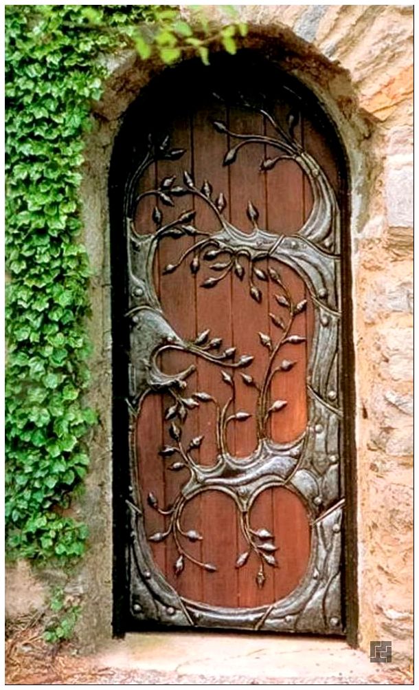 Входная дверь с кованными элементами в качестве декора