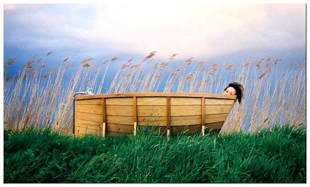 деревянная ванна в виде лодки