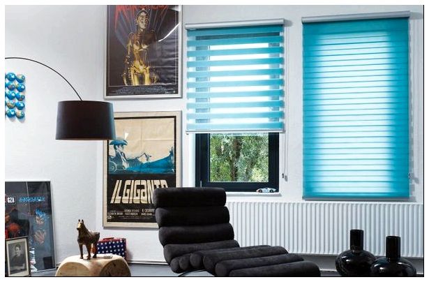 Рулонные шторы в гостиной голубого цвета