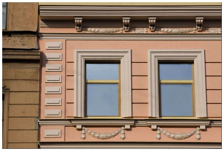 Обрамление окон на фасаде дома различными материалами