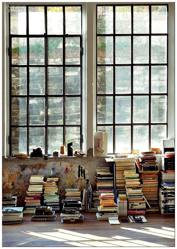 стена и окно в стиле андерграунда с книгами