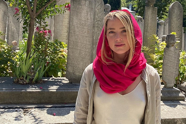 Эмбер Херд оказалась в центре скандала на отдыхе в Стамбуле: актрису осудили за выбор одежды для посещения мечети