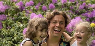 Дети Пугачевой учатся работать в саду