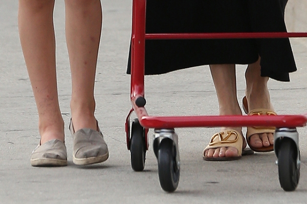 Анджелина Джоли сходила в магазин с дочерью Вивьен в Лос-Анджелесе