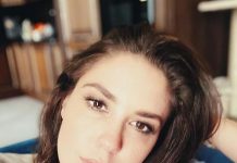 Муцениеце похвалилась стройной фигурой в бассейне