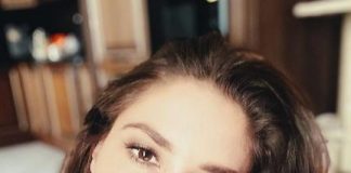 Муцениеце похвалилась стройной фигурой в бассейне