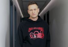 Алексея Навального госпитализировали после экстренной посадки самолета в Омске. Он находится без сознания