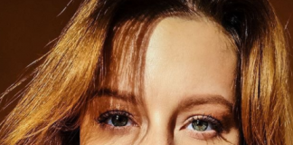 «Сама просится в кадр»: Савичева впервые показала маленькую дочь