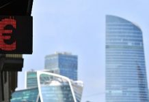 Официальный курс евро на пятницу вырос на две копейки