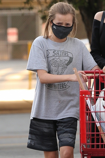Анджелина Джоли сходила в магазин с дочерью Вивьен в Лос-Анджелесе