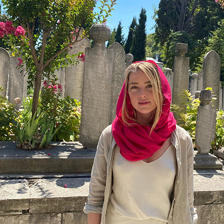 Эмбер Херд оказалась в центре скандала на отдыхе в Стамбуле: актрису осудили за выбор одежды для посещения мечети