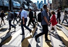 Россияне в июле стали активно закрывать валютные вклады