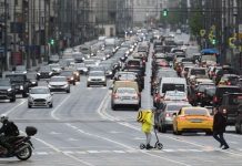 Власти Москвы не планируют закрывать экономику города, сообщил источник