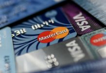 Россияне стали массово отказываться от банковских карт