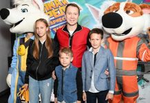 Евгений Миронов впервые вышел в свет с подросшим сыном Петей