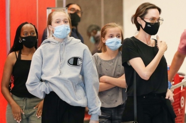 Анджелина Джоли замечена с детьми на шопинге в Западном Голливуде