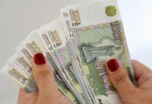 Правительство решит, сколько стоит труд россиян в час: В США платят по 500 рублей, у нас — 69