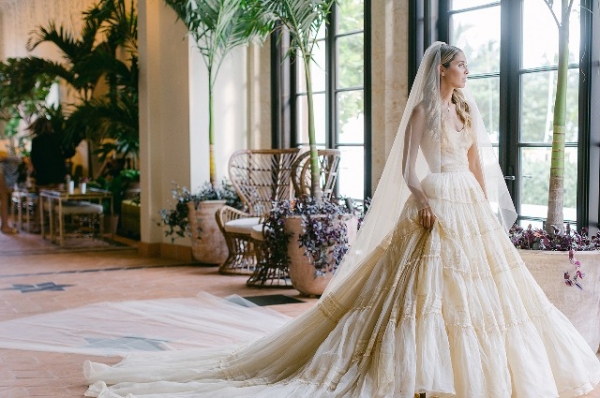 Платье Dior от бабушки и кеды: Юнис Кеннеди Шрайвер вышла замуж в Майами