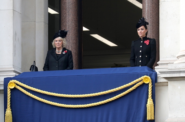 Кейт Миддлтон, принц Уильям, королева Елизавета II на церемонии в честь Дня памяти павших