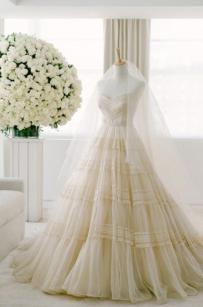 Платье Dior от бабушки и кеды: Юнис Кеннеди Шрайвер вышла замуж в Майами