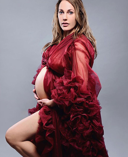 Звезда "Великолепного века" Мерьем Узерли снялась в фотосессии на последних неделях беременности