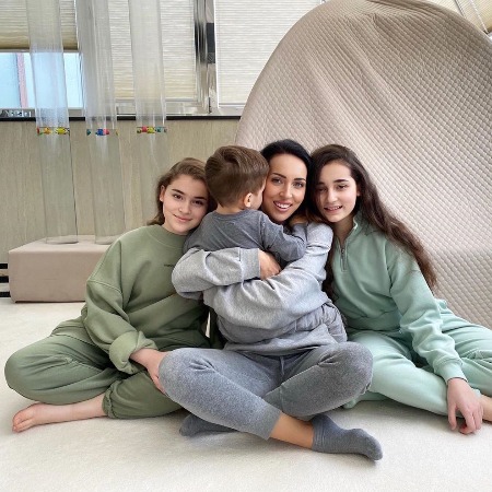 Алсу опубликовала новое фото с подросшими дочерьми