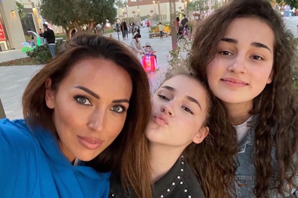 Алсу опубликовала новое фото с подросшими дочерьми