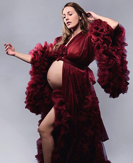 Звезда "Великолепного века" Мерьем Узерли снялась в фотосессии на последних неделях беременности