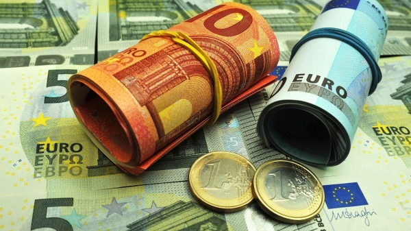Официальный курс евро на выходные и понедельник снизился до 89,66 рубля